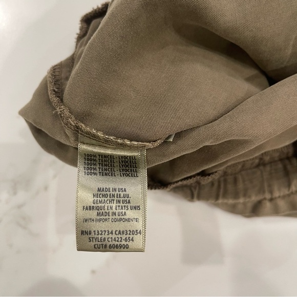 Cloth & Stone Women's Olive Cargo Shorts - Picture 13 of 14